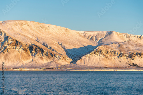 imagen de las montañas que rodean Reykjavík con las primeras luces del día vistas des del mar photo