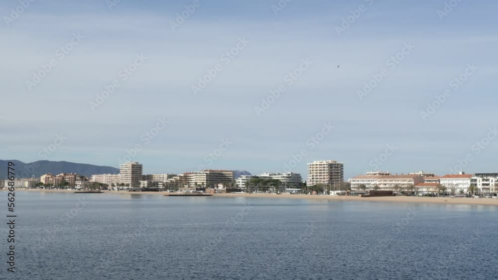 vue de la ville de Fréjus par la mer
