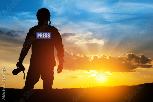 Fotografie Photojournalist silhouette documenting war or conflict