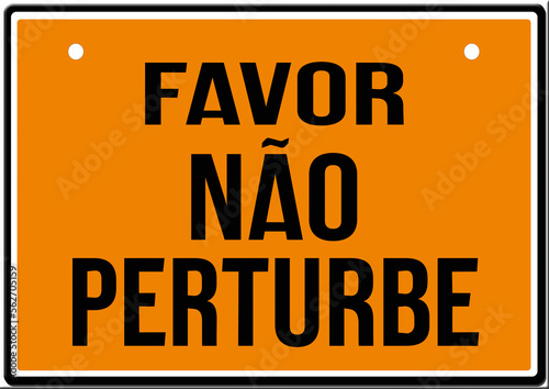 A sign that says in portuguese language : please do not disturb