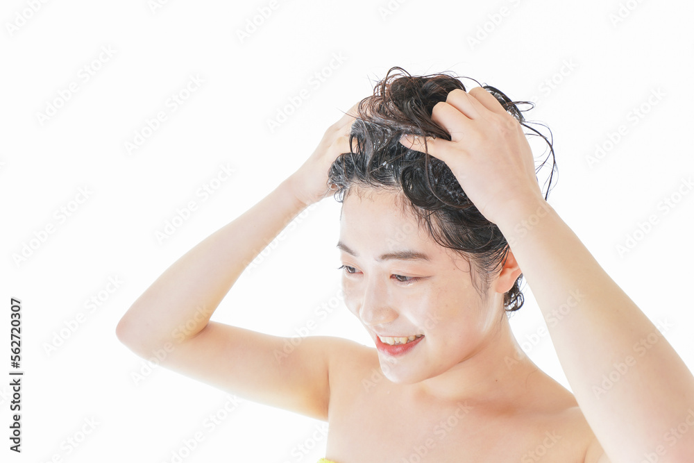 Fototapeta premium シャンプーをする若い女性