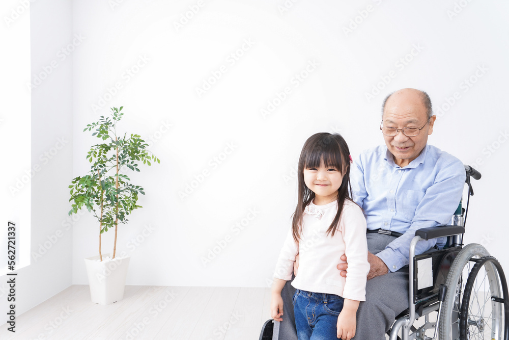 車椅子に乗る高齢男性と女の子 車椅子に乗る高齢男性と女の子