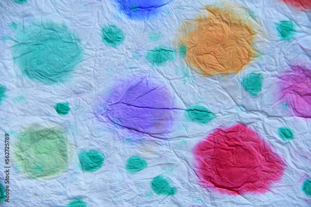 Mit Wasserfarben auf Papiertaschentuch gemalte große und kleine bunte Kreise  als Hintergrundbild abfotografiert, blau, orange, rot, lila,