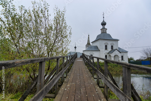 Obraz na płótnie Cityscape of Suzdal, Russia. Wooden bridge across the Kamenka river w salonie
