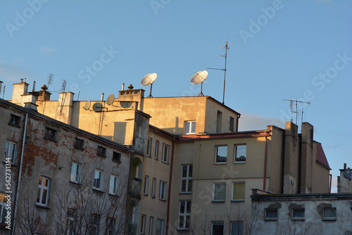 Stare zniszczone kamienica z anteną satelitarną na dachu we Wrocławiu.