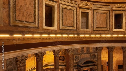 Pantheon a Roma, Italia
entrando all'interno della basilica photo