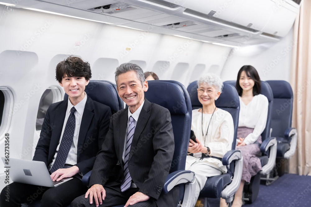 飛行機で移動をする乗客