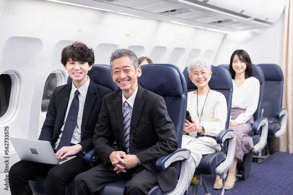 飛行機で移動をする乗客 飛行機で移動をする乗客