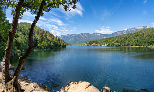 Der große Montiggler See inmitten des Naturschutzgebiets Montiggl, Gemeinde Eppan, italien