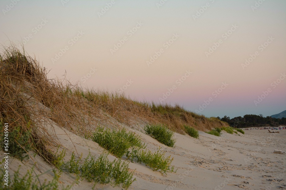 Foto de Atardecer sobre las dunas de la playa. El cielo se llena de
