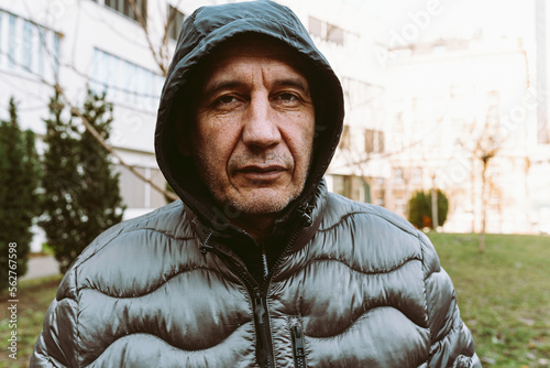 Foto portrait of brown-eyed middle-aged man with suspicious look