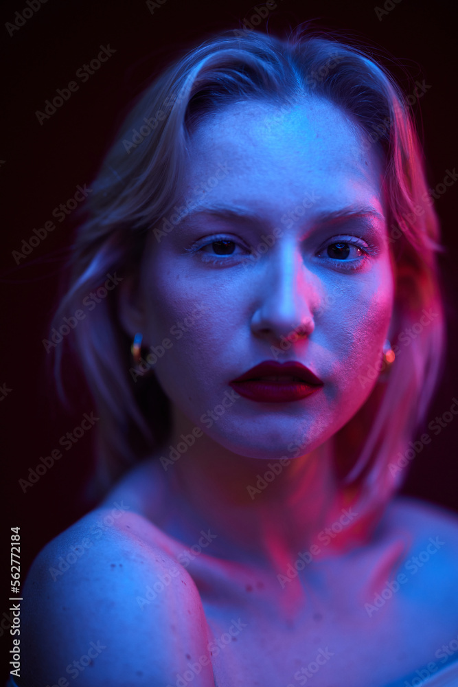 Portrait of a blonde woman. Shooting with photo gels. Viva magenta.