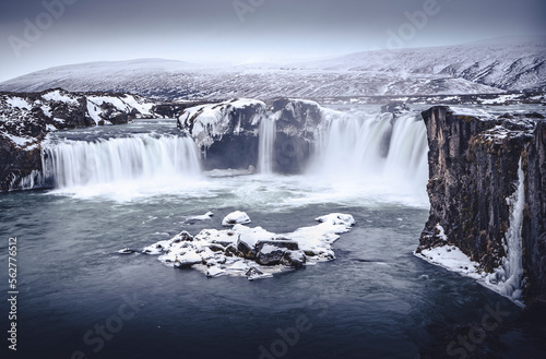 Godafoss semi ghiacciata nell'inverno Islandese.