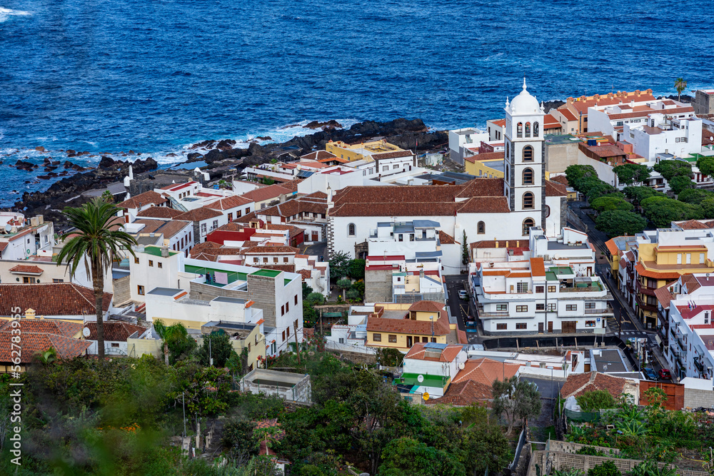 Urlaub auf Teneriffa auf den Kanarischen Inseln: Sightseeing - Das schöne Dorf Garachico im Nordwesten, von oben, Luftaufnahme, Drohne