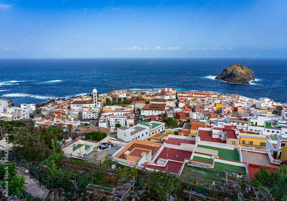 Urlaub auf Teneriffa auf den Kanarischen Inseln: Sightseeing - Das schöne Dorf Garachico im Nordwesten, von oben, Luftaufnahme, Drohne