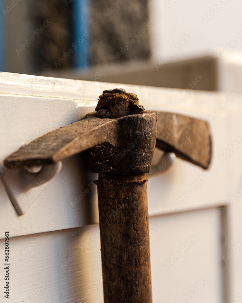 Herramienta retro, pico metálico con empuñadura de madera. Stock Photo |  Adobe Stock