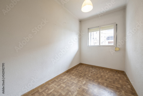 Small and vienna room with sintasol floors, poorly painted walls and simple aluminum windows