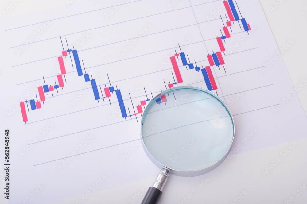 株価のローソク足グラフと虫メガネ 株価のローソク足グラフと虫メガネ