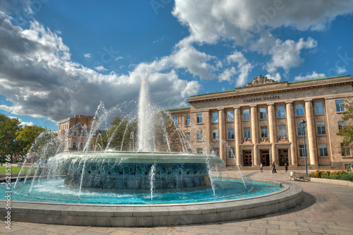 Fotografía view of the fountain in front of the Regional Court of Ruse, Pyce, Bulgaria, in