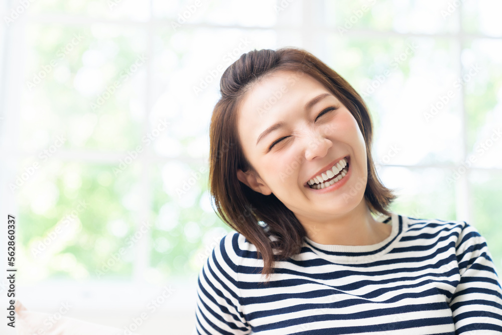部屋でリラックスする若い女性 部屋でリラックスする若い女性