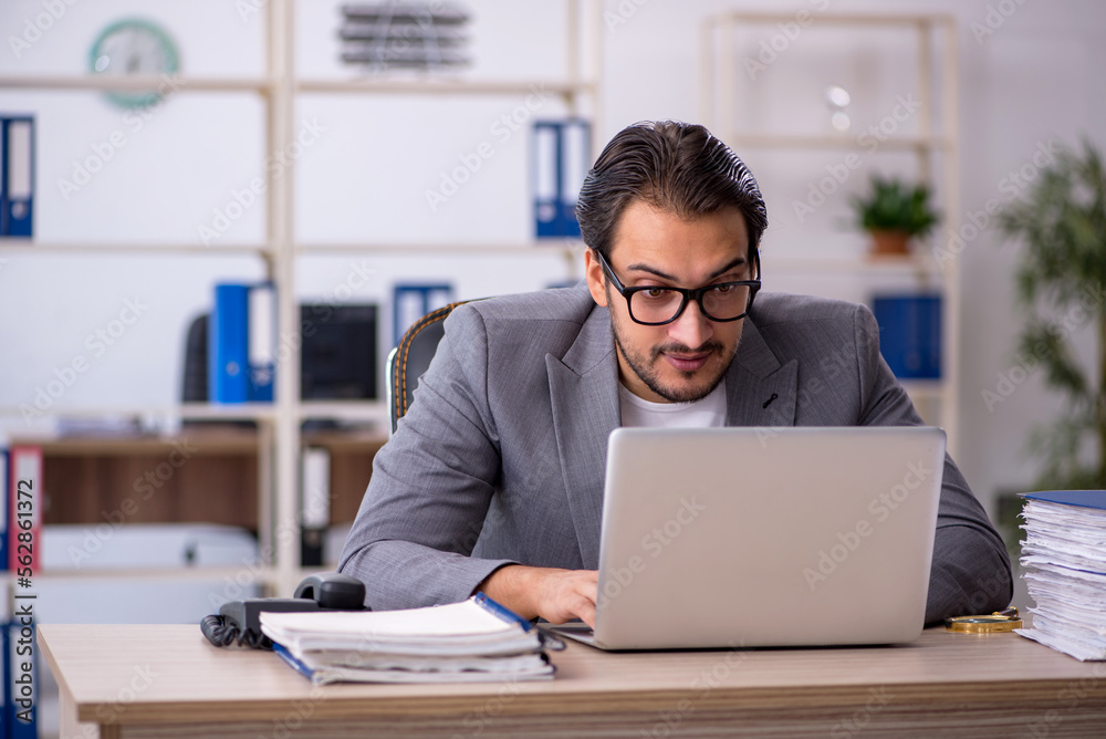 Obraz premium Young male employee working in the office