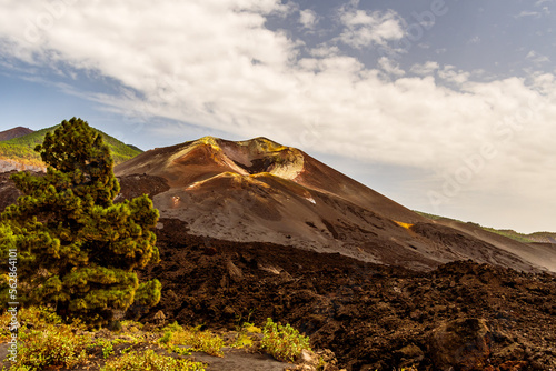 Cráter del volcán Tajogaite, isla de la Palma. photo