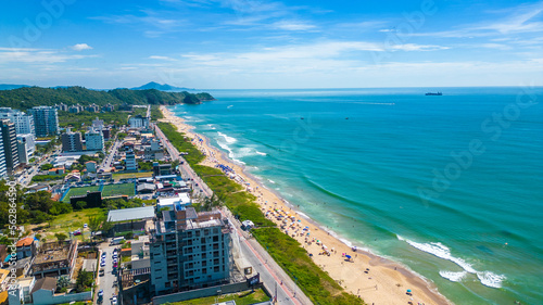 Fotografia, Obraz Mar Azul na Praia Brava em Itajaí, Santa Catarina - Brazil - Imagem Aérea de Dro