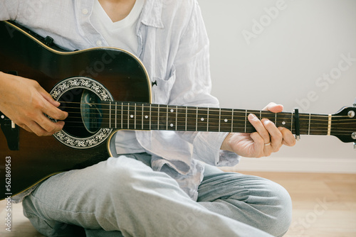 ギターを弾く男性　guitar photo