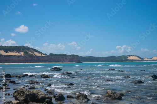 Praia dos Golfinhos e vista para suas falésias, Pipa, Rio Grande do Norte, Brasil.