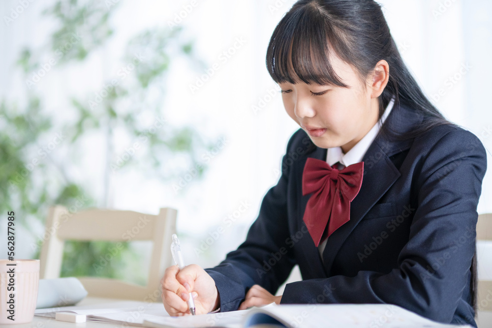 家で勉強する学生 家で勉強する学生