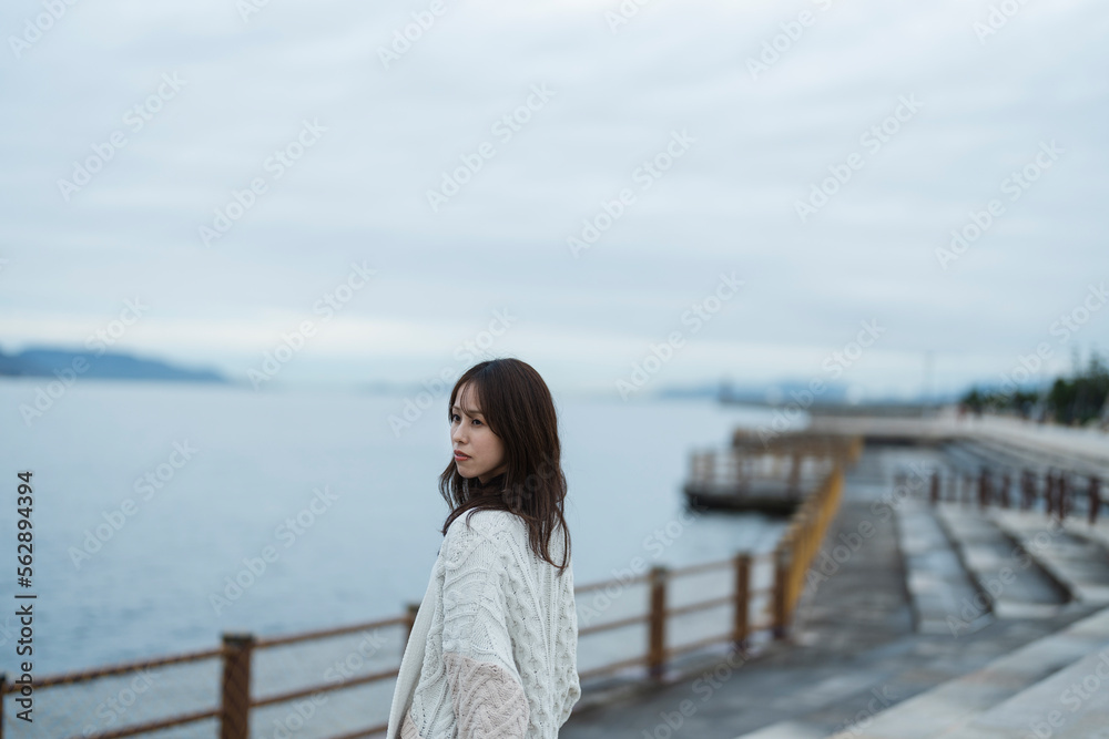 海にいる女性 海にいる女性