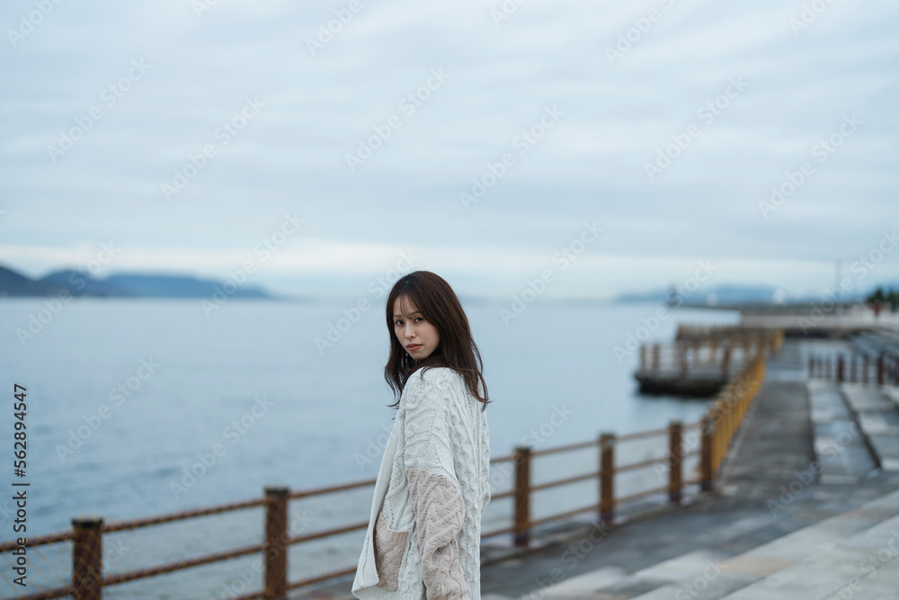 海にいる女性 海にいる女性