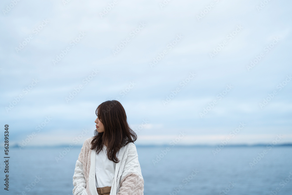 海にいる女性