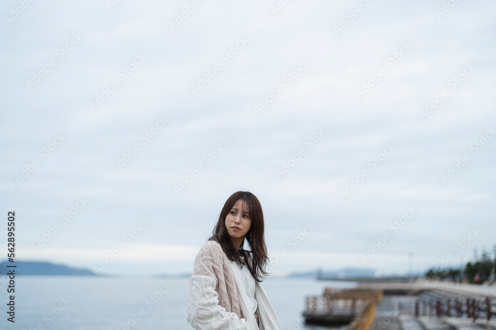 海にいる女性 海にいる女性