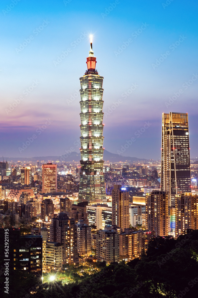 Obraz premium View from above, stunning aerial view of the Taipei City skyline illuminated at sunset. Panoramic view from the Mount Elephant in Taipei, Taiwan.