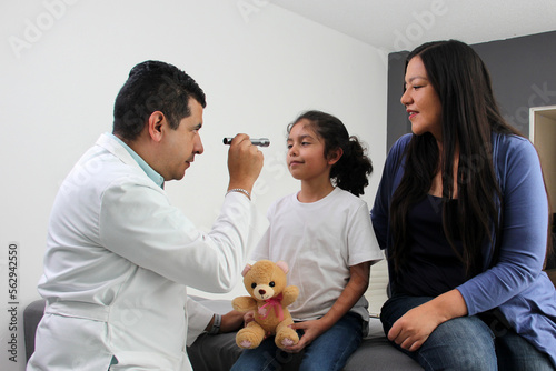 Cuadro en lienzo Latina mother cares for and accompanies her curly little daughter at the dark-ha