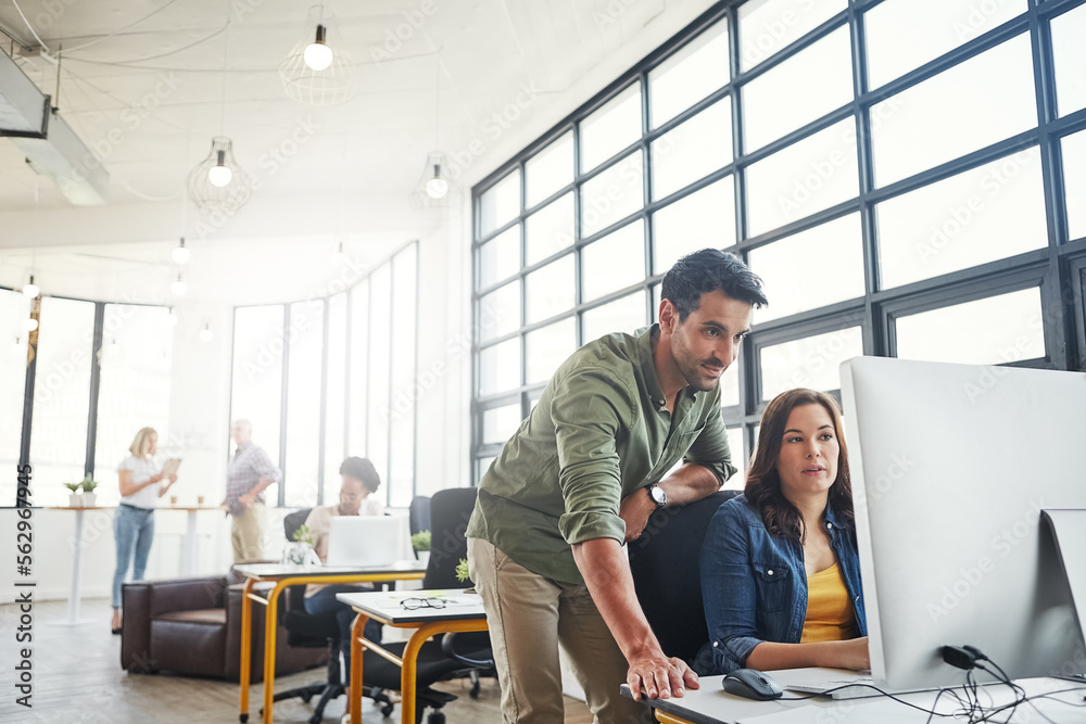 © Grady R/peopleimages.com - Business people, computer and training with team and leader help in coworking space with digital data on screen. Man, woman and work together, collaboration and partnership with advice and coaching