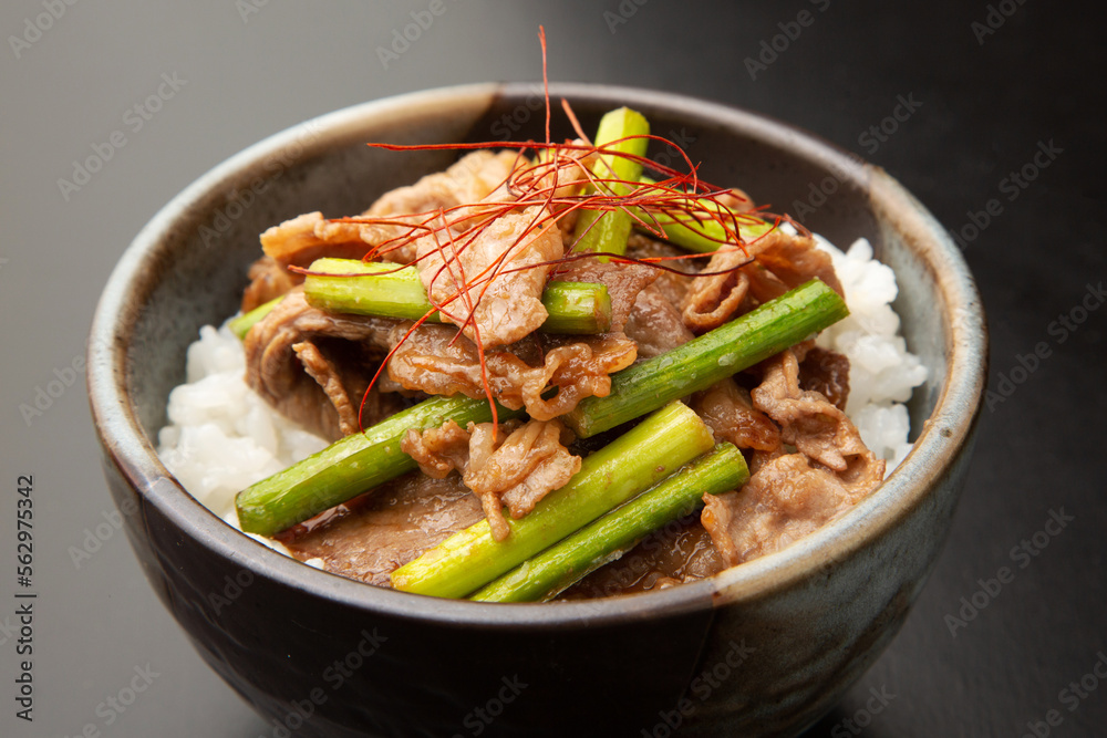 Fototapeta premium ニンニクの芽の牛丼 