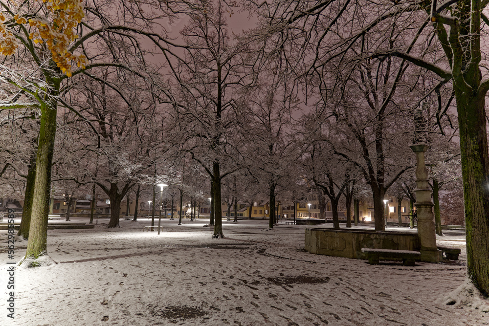 Scenic view of public square named Lindenhof at the old town of Zürich on a late snowy autumn night. Photo taken December 10th, 2022, Zurich, Switzerland. Scenic view of public square named Lindenhof at the old town of Zürich on a late snowy autumn night. Photo taken December 10th, 2022, Zurich, Switzerland.