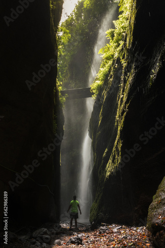 Chico disfrutando de la cascada de los Tilos, la Palma