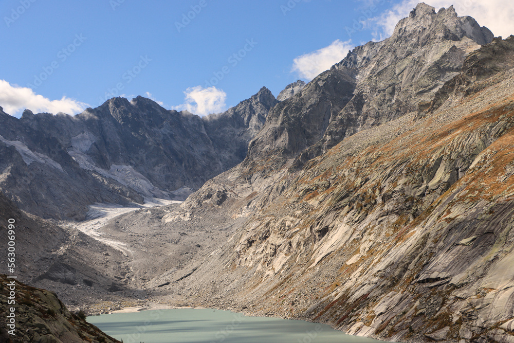 Klimawandel in den Bernina-Alpen; Schwindender Albignagletscher und -see überragt von der Punta Pioda (3238m) im September 2022 Klimawandel in den Bernina-Alpen; Schwindender Albignagletscher und -see überragt von der Punta Pioda (3238m) im September 2022