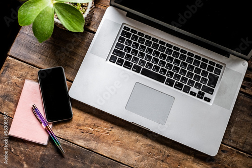 ノートパソコン_スマホに観葉植物