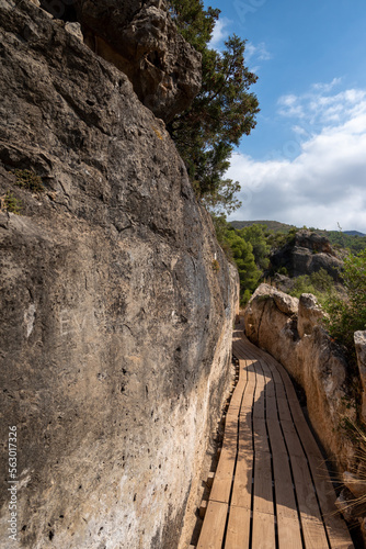 Camino por aqueducto romano