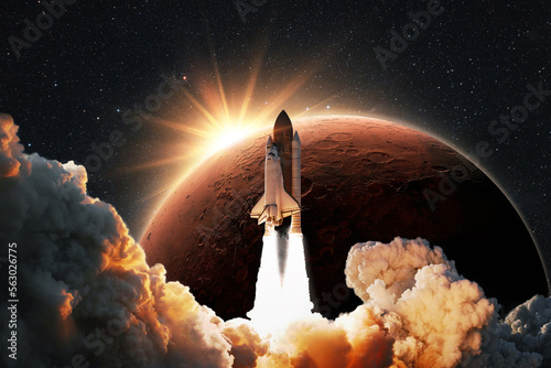 Fotografia Successful launch of new space shuttle rocket with blast and smoke into space with red planet mars at sunset