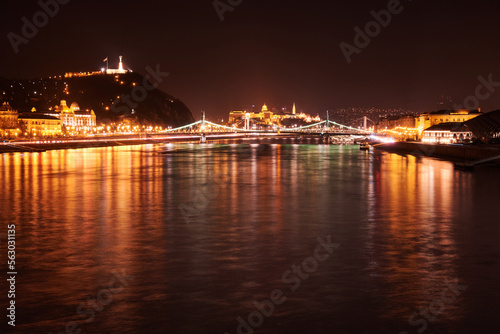 Scenic view of the beautiful Hungarian capital city of Budapest seen during the night © Érik Glez.