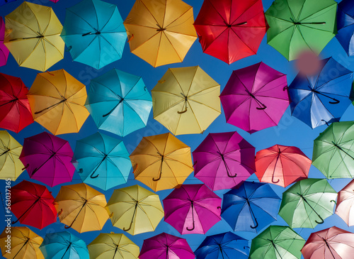 Ciel de parapluies de toutes les couleurs, Gap, Hautes-Alpes, Provence-Alpes-Côte d’Azur