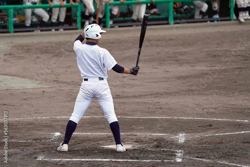 打席に入る左打者（高校野球）