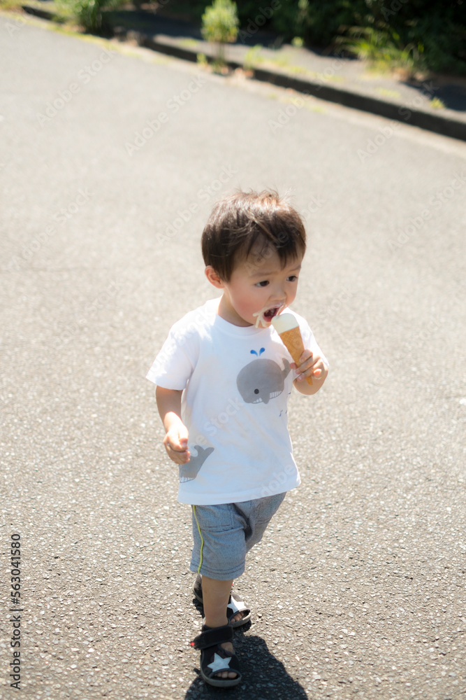 ソフトクリームにかぶり付く2歳児