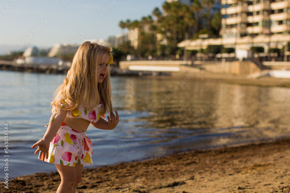 Naklejka premium pretty little girl on the beach