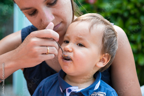 maman donnant à manger à son enfant photo